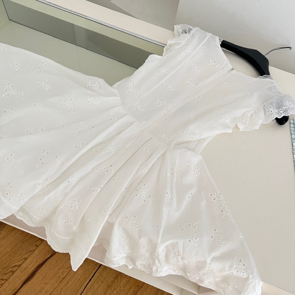 Skirt hem small white boats sleeve maiden dress