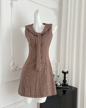 A-line college style T-back pinched waist frenum dress
