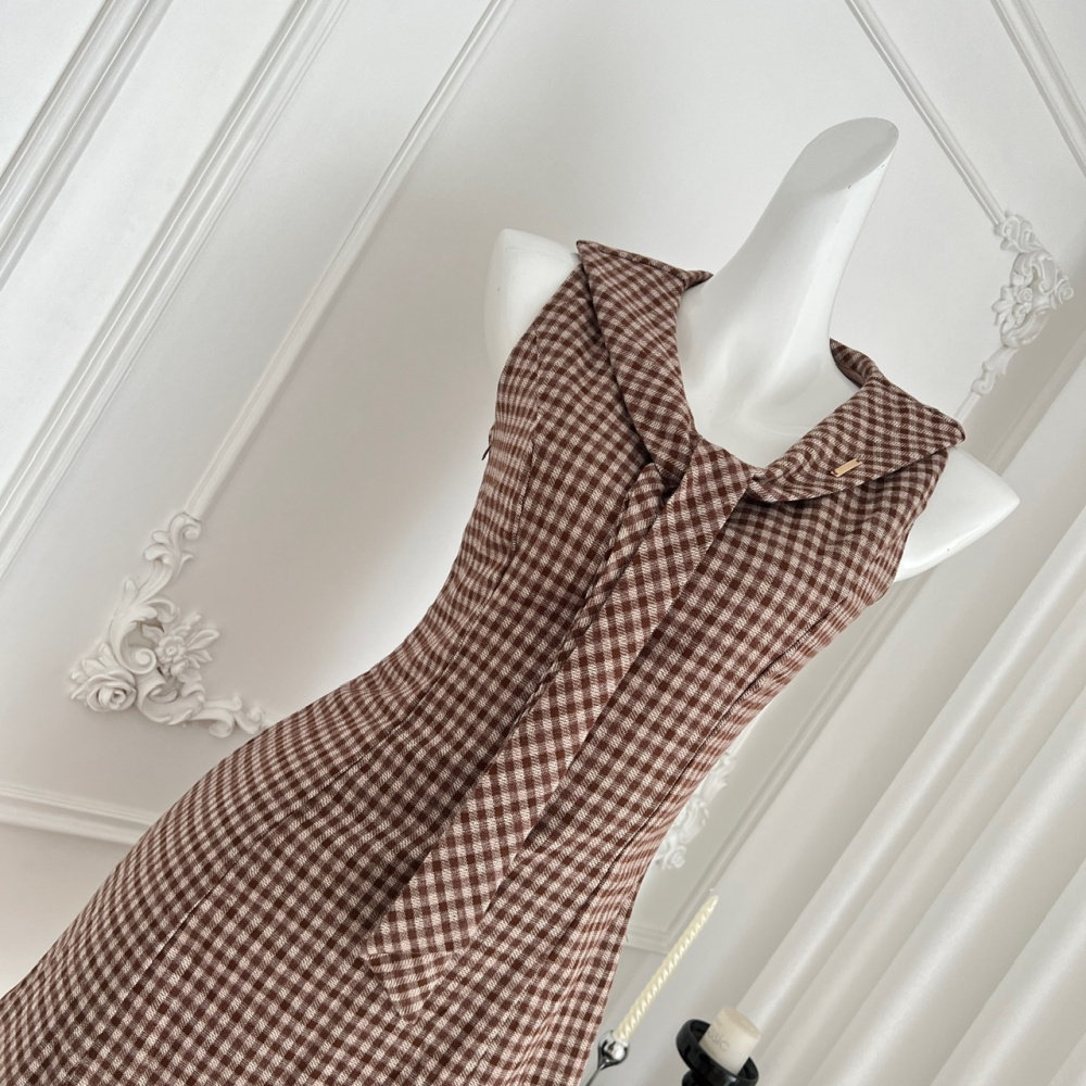 A-line college style T-back pinched waist frenum dress