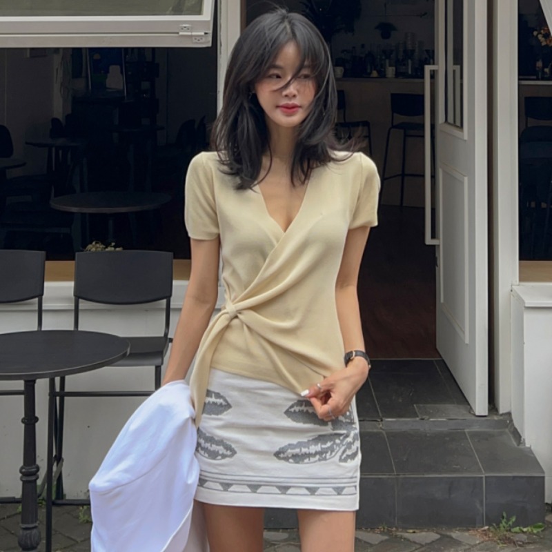 Short sleeve light summer temperament V-neck sweater