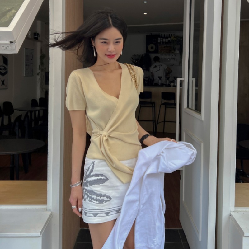 Short sleeve light summer temperament V-neck sweater