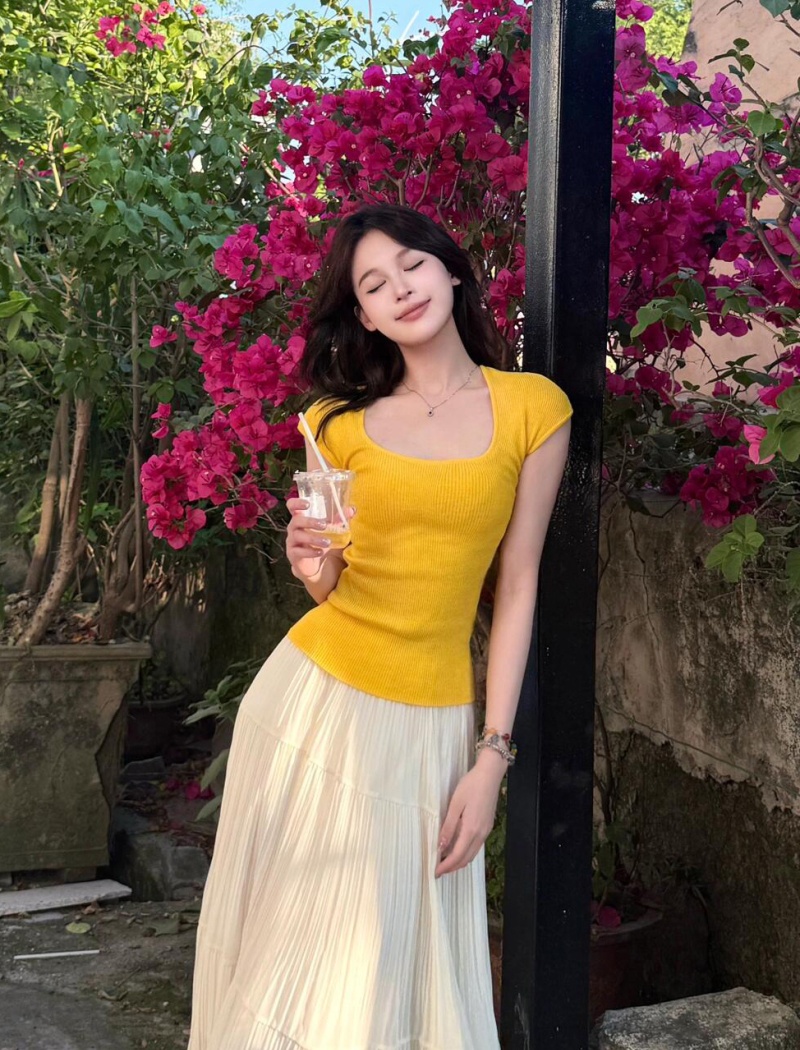 White slim skirt show young sweater a set for women