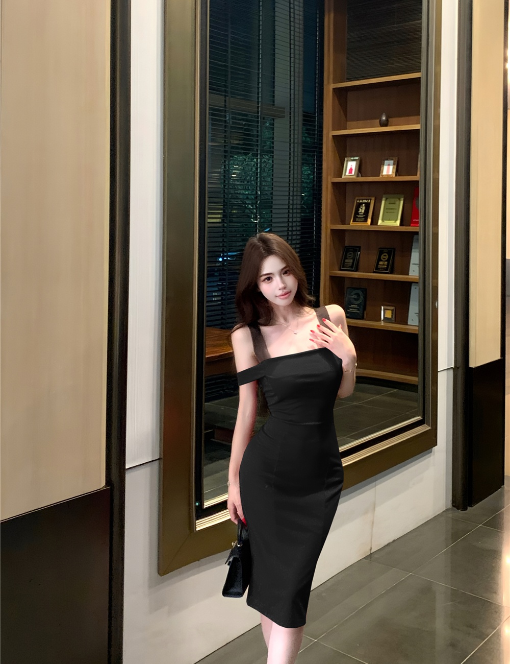 Flat shoulder after the split stunning temperament dress