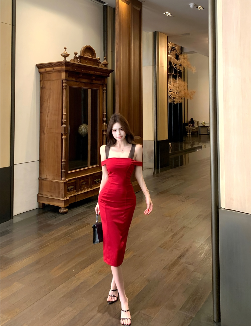 Flat shoulder after the split stunning temperament dress