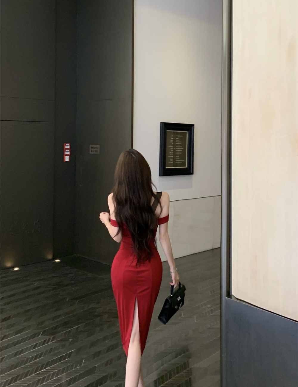 Flat shoulder after the split stunning temperament dress
