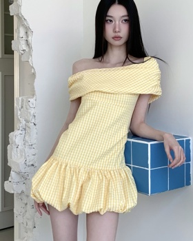 Bud elastic sloping shoulder pinched waist dress