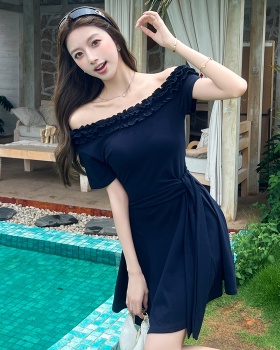 Pinched waist sloping shoulder frenum summer dress