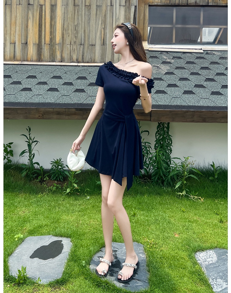 Pinched waist sloping shoulder frenum summer dress