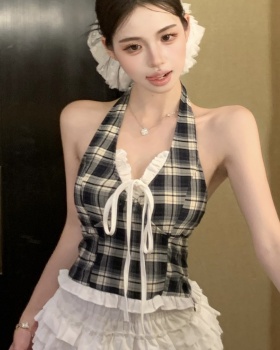 Sleeveless plaid tops wears outside sling vest