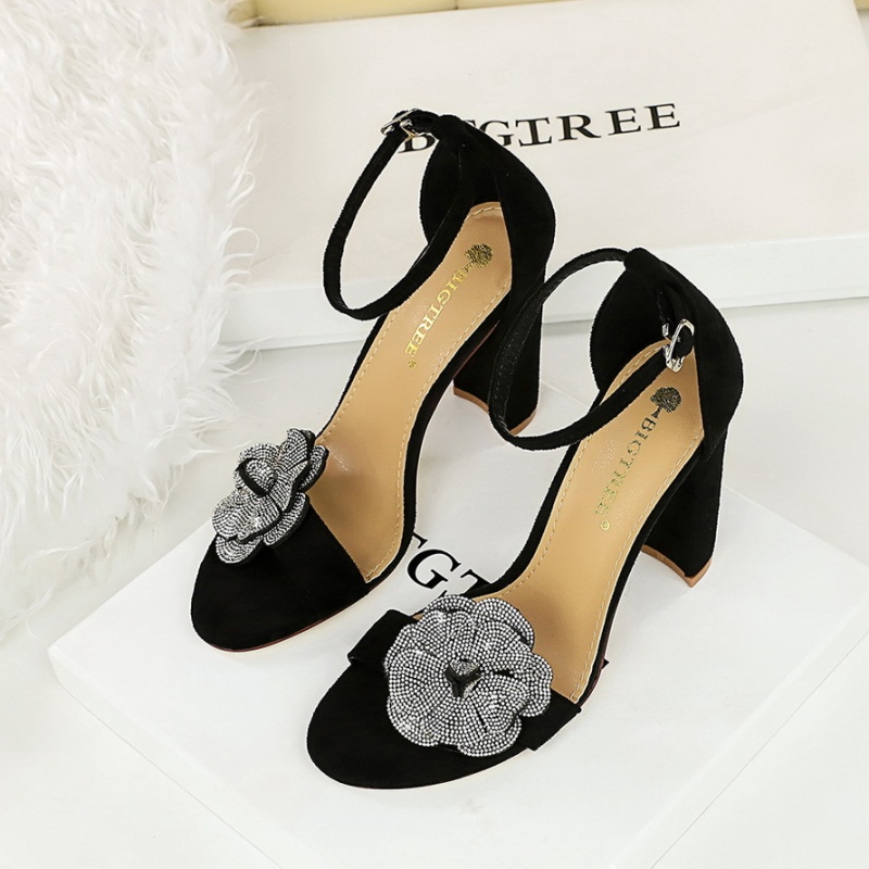 Cingulate flowers broadcloth sandals for women