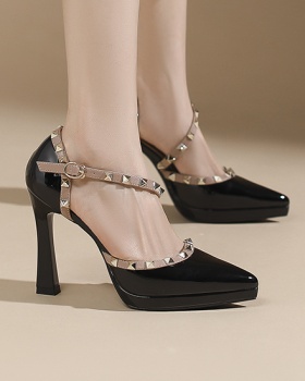 Rivet temperament sandals pointed platform