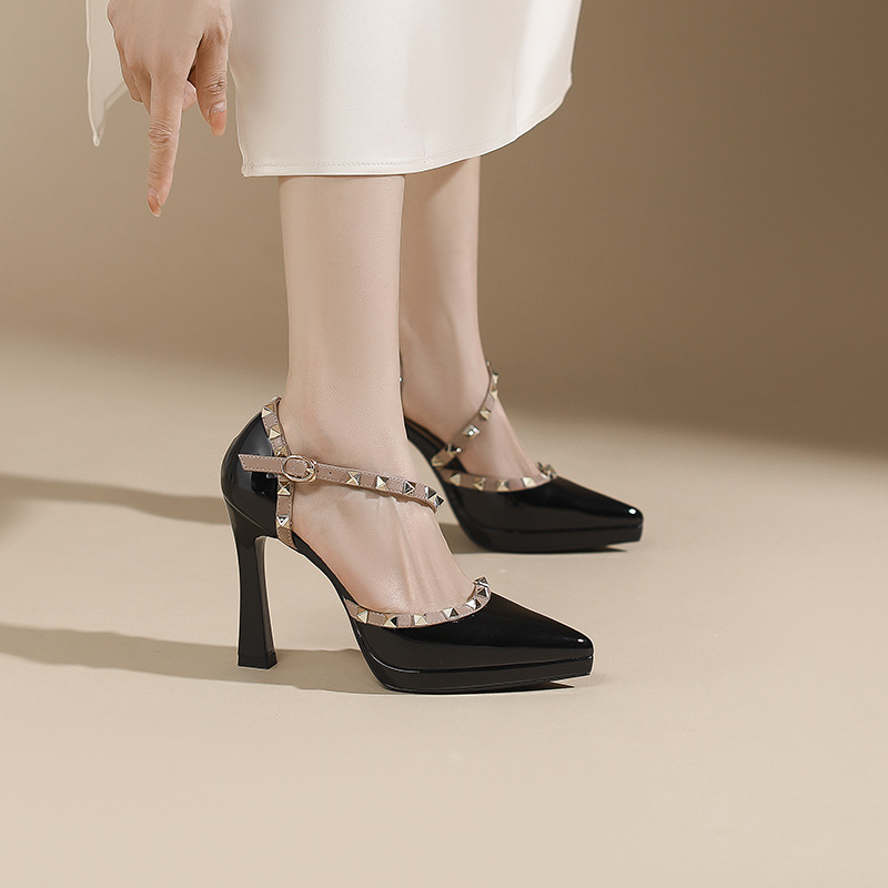 Rivet temperament sandals pointed platform