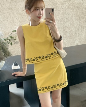 Short embroidery skirt round neck minimalist vest a set