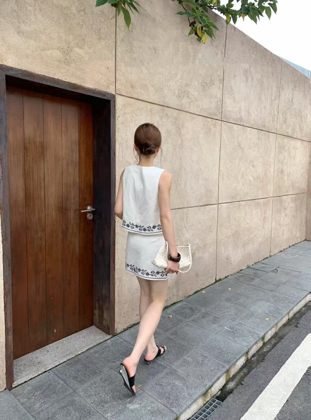Short embroidery skirt round neck minimalist vest a set