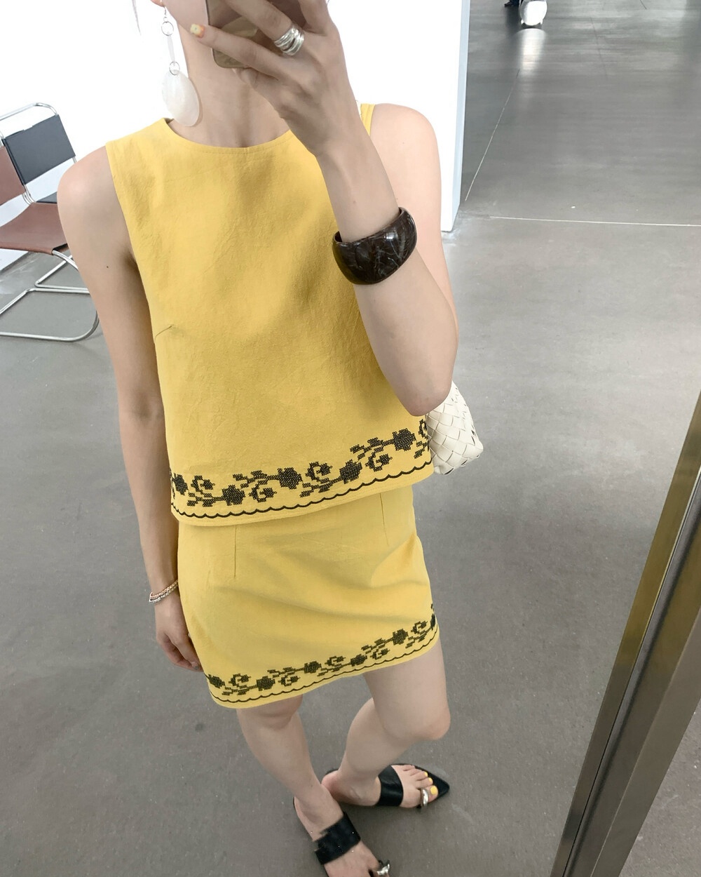 Short embroidery skirt round neck minimalist vest a set