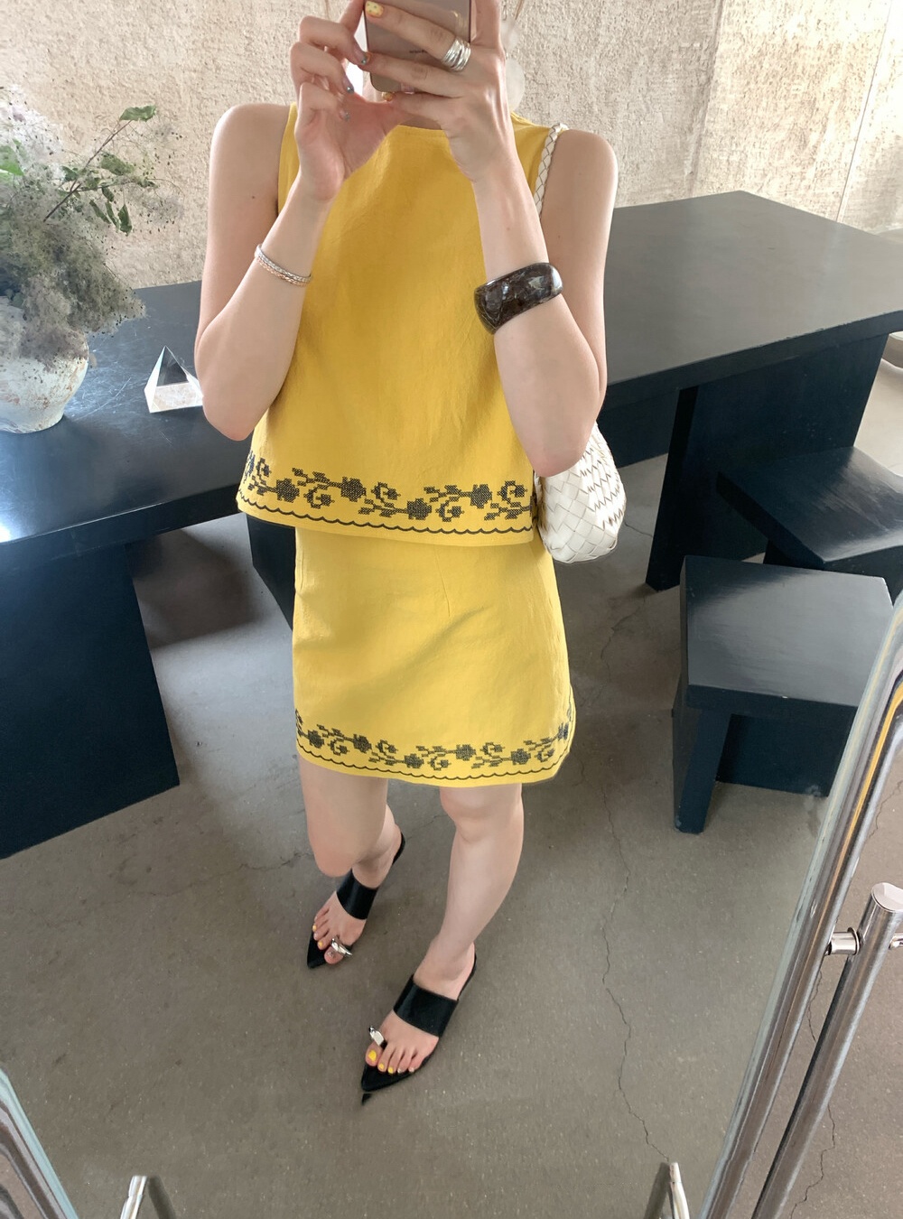 Short embroidery skirt round neck minimalist vest a set