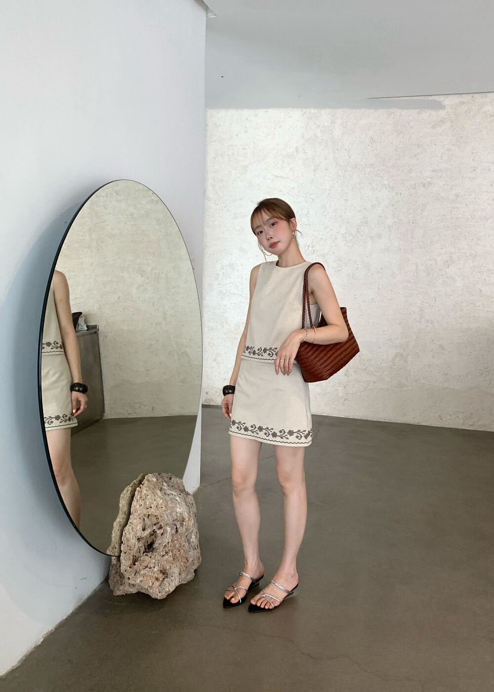Short embroidery skirt round neck minimalist vest a set