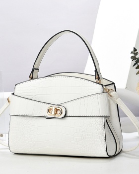 Commuting fashion handbag high capacity lock catch bag