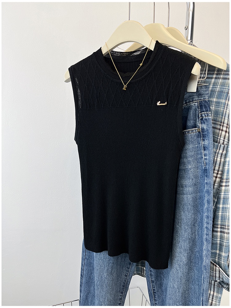 Sling inside the ride tops wears outside white vest