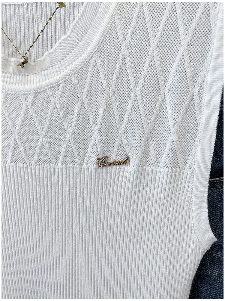 Sling inside the ride tops wears outside white vest