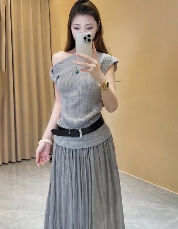 Slim strapless skirt folds tops a set for women