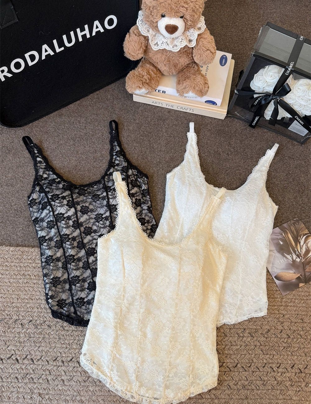 Slim lace halter integrated with chest pad summer vest