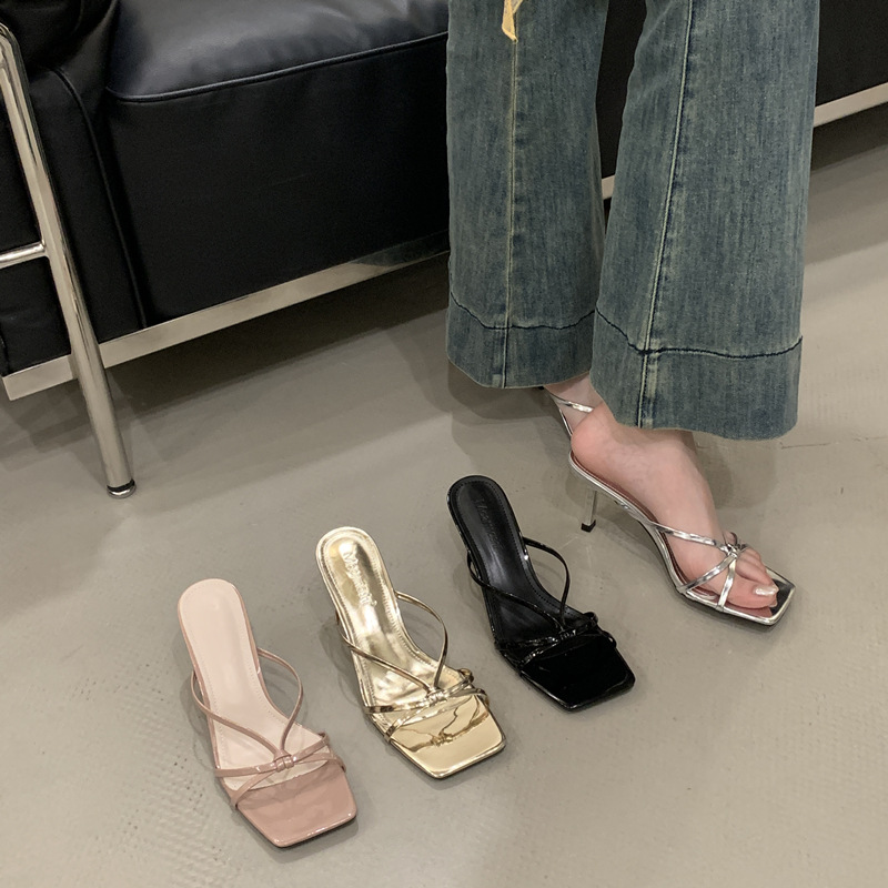 Open toe summer slippers wears outside sandals