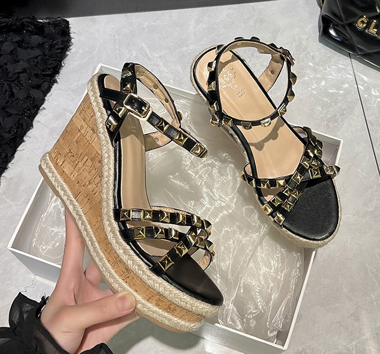 Rivet bandage platform slipsole glossy sandals for women