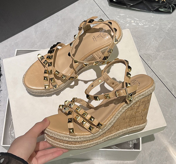 Rivet bandage platform slipsole glossy sandals for women