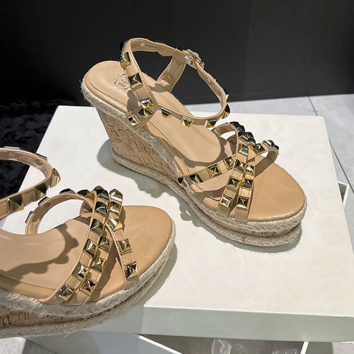Rivet bandage platform slipsole glossy sandals for women