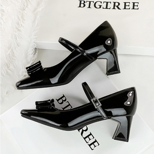 Patent leather thick bow banquet middle-heel European style shoes