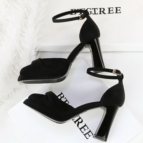 Thick low sandals bow European style platform for women