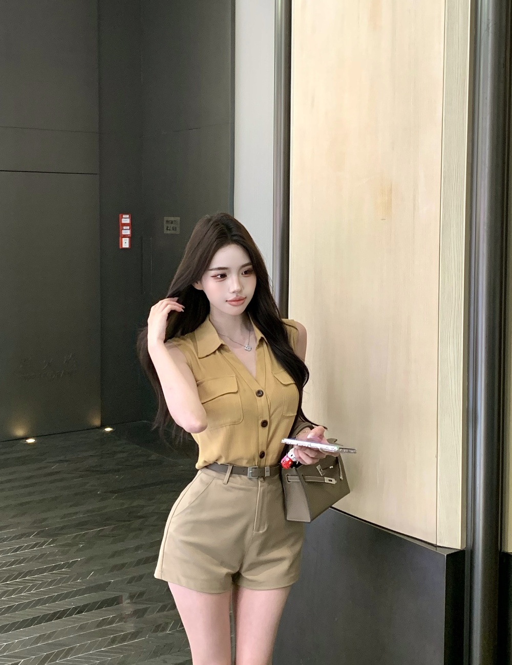 Sleeveless slim shorts khaki shirt a set for women