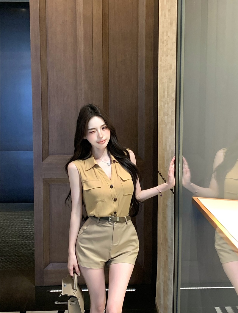 Sleeveless slim shorts khaki shirt a set for women