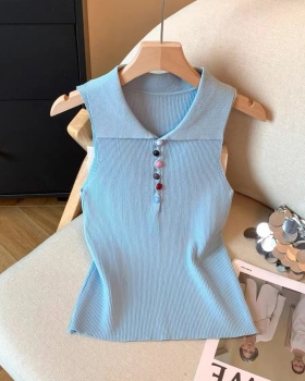 Wears outside sling lapel tops sleeveless thin vest