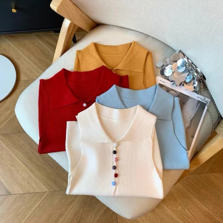 Wears outside sling lapel tops sleeveless thin vest