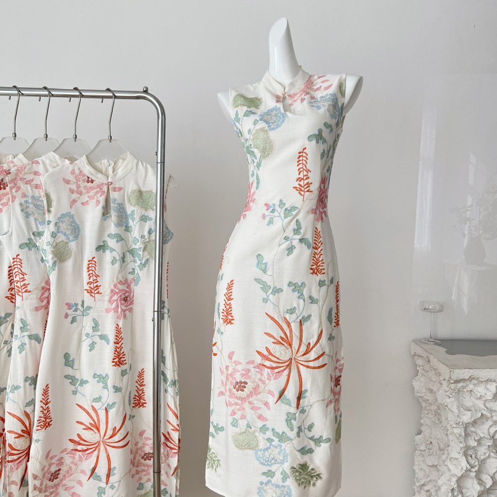 Embroidered summer dress hollow cheongsam