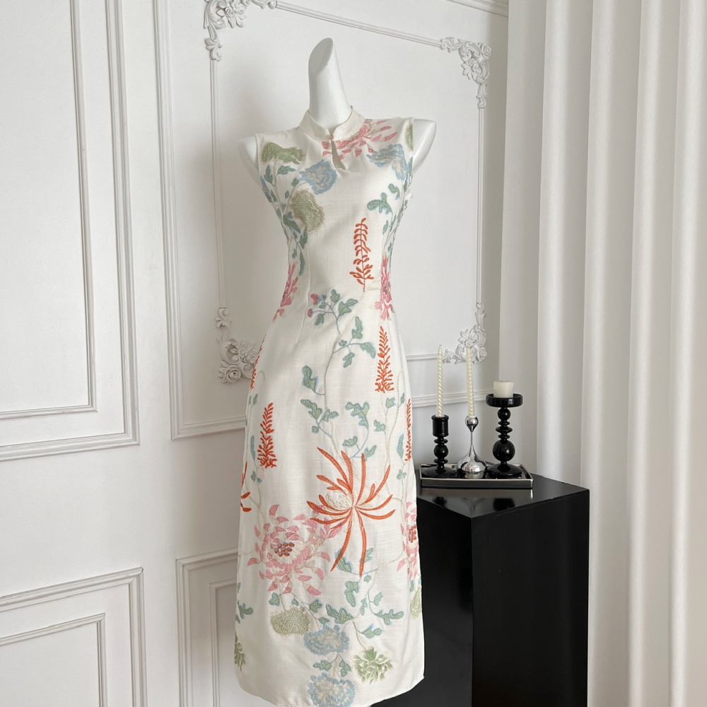 Embroidered summer dress hollow cheongsam