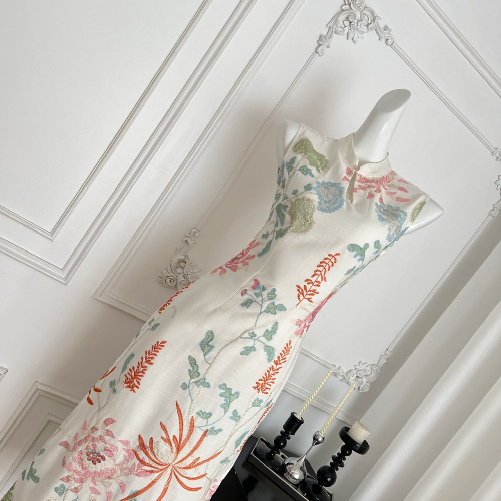 Embroidered summer dress hollow cheongsam