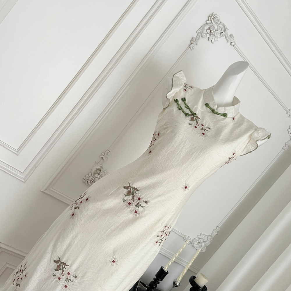 Chinese style cheongsam embroidered dress for women