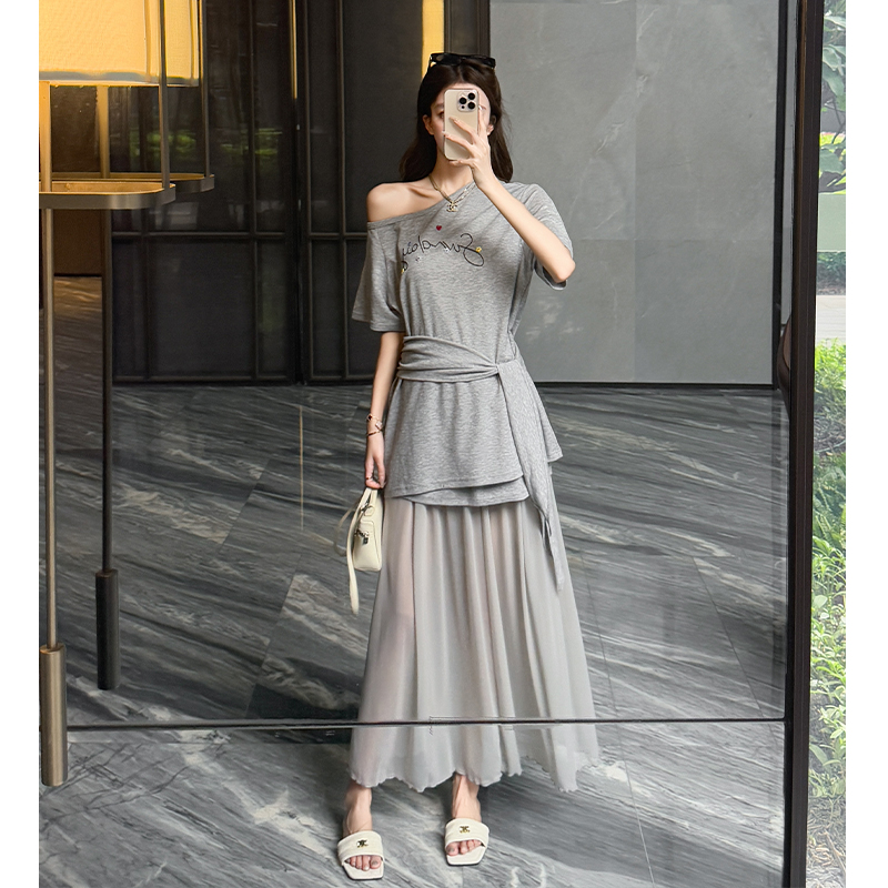 Pseudo-two T-shirt sloping shoulder tops a set