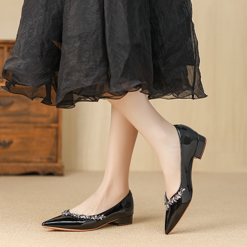 Small lady leather shoes pointed shoes for women
