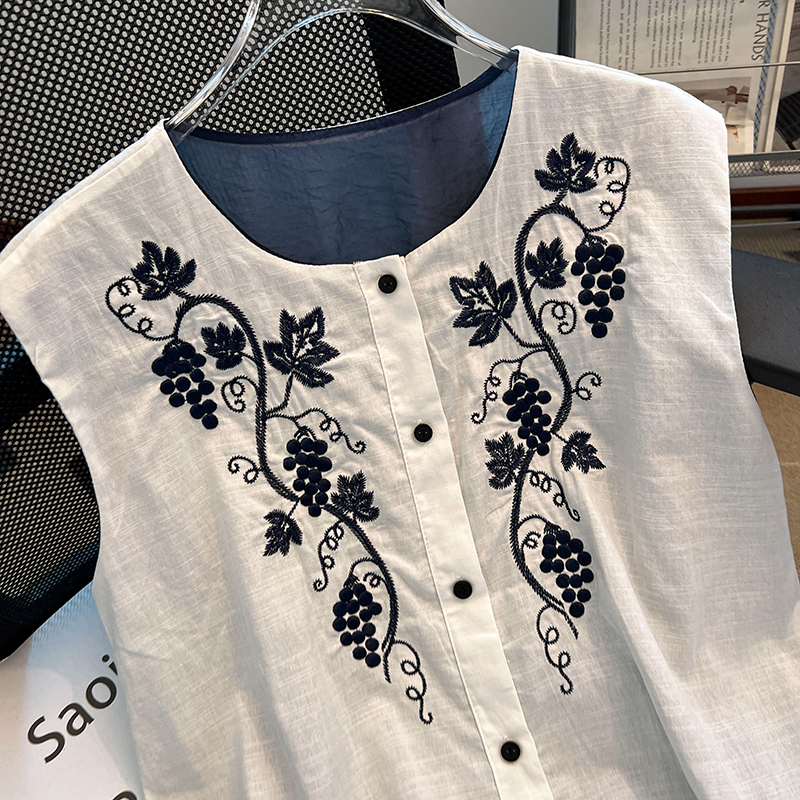 Sleeveless small shirt embroidery shirt for women