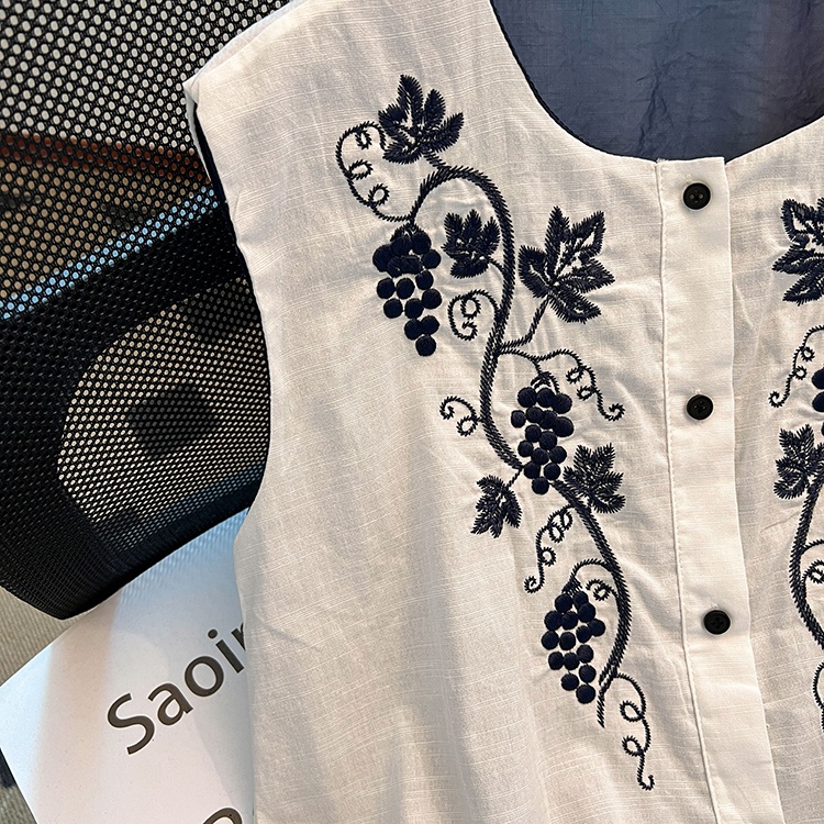 Sleeveless small shirt embroidery shirt for women