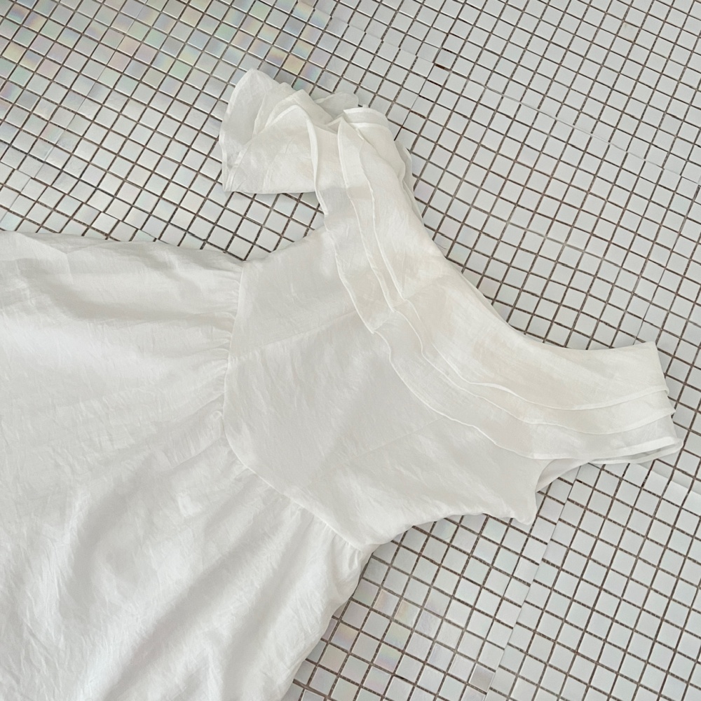 Sloping shoulder temperament long slim tender white dress
