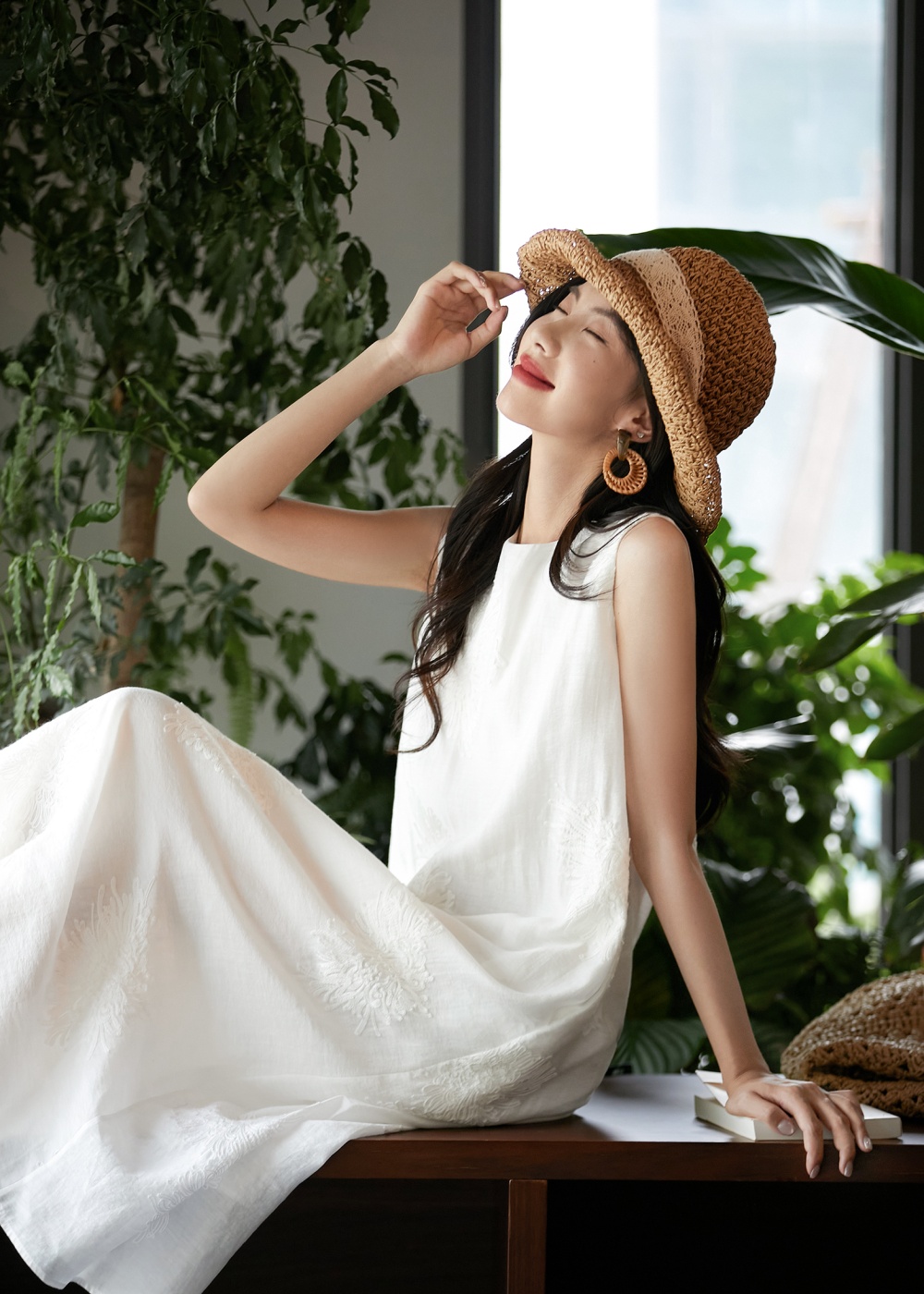 Sleeveless embroidery summer long dress flax white dress