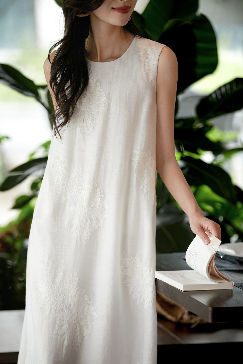 Sleeveless embroidery summer long dress flax white dress