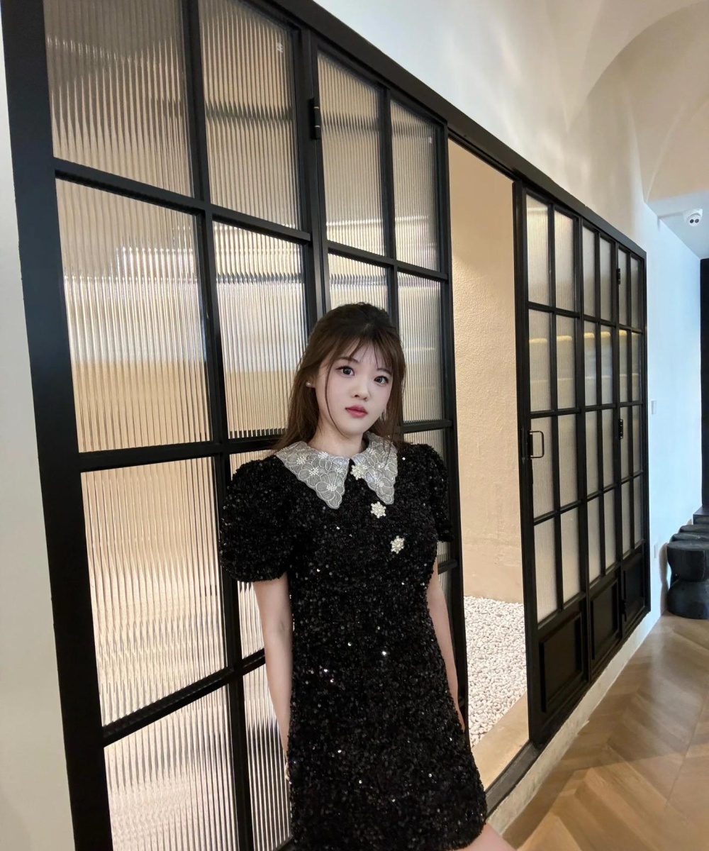 Rhinestone modeling short sleeve lapel black dress