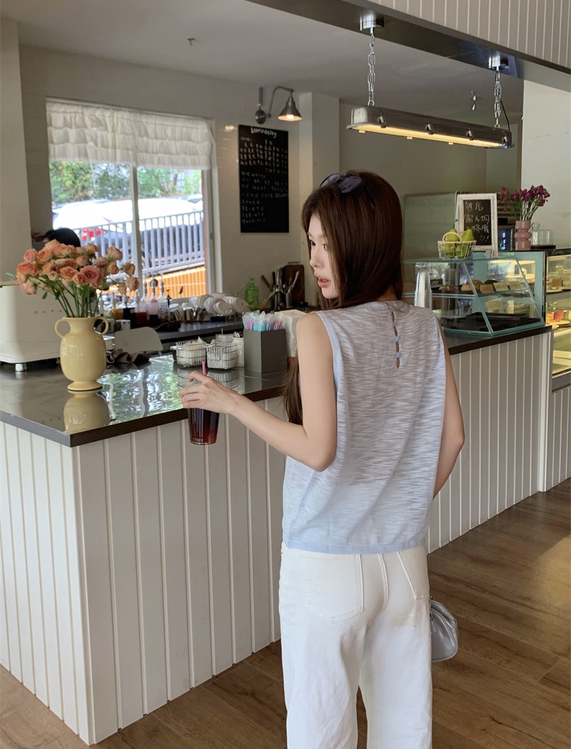 Thin sleeveless Pseudo-two was white vest for women