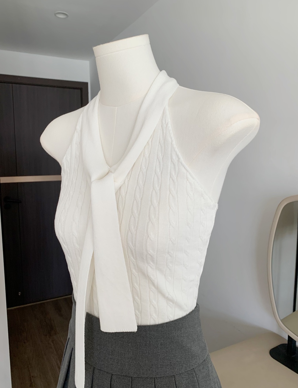 Sleeveless lace splice wears outside summer halter tops